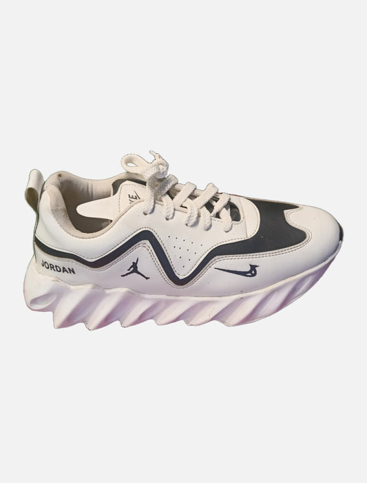 Urban Style White Sneakers with Black Accent - Sneakers series